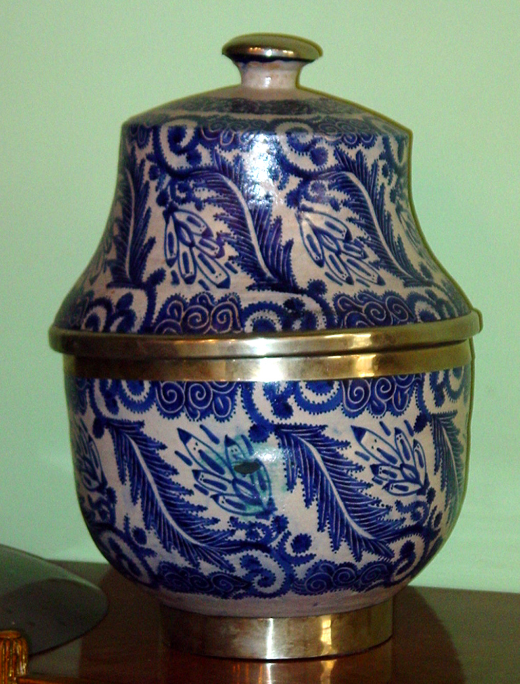 Vaso in ceramica Art Decò Marocchino bianco blu del XX Secolo Opera d'arte esemplare - Robertaebasta® Art Gallery opere d’arte esclusive.